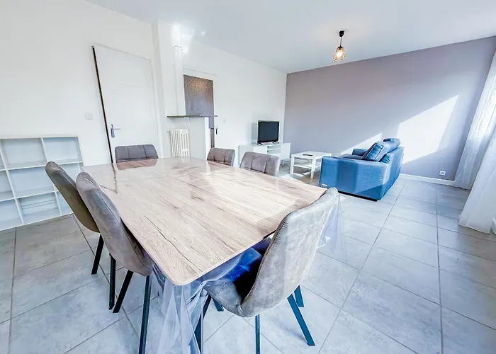 Spacieux Et Chic A Apartment *